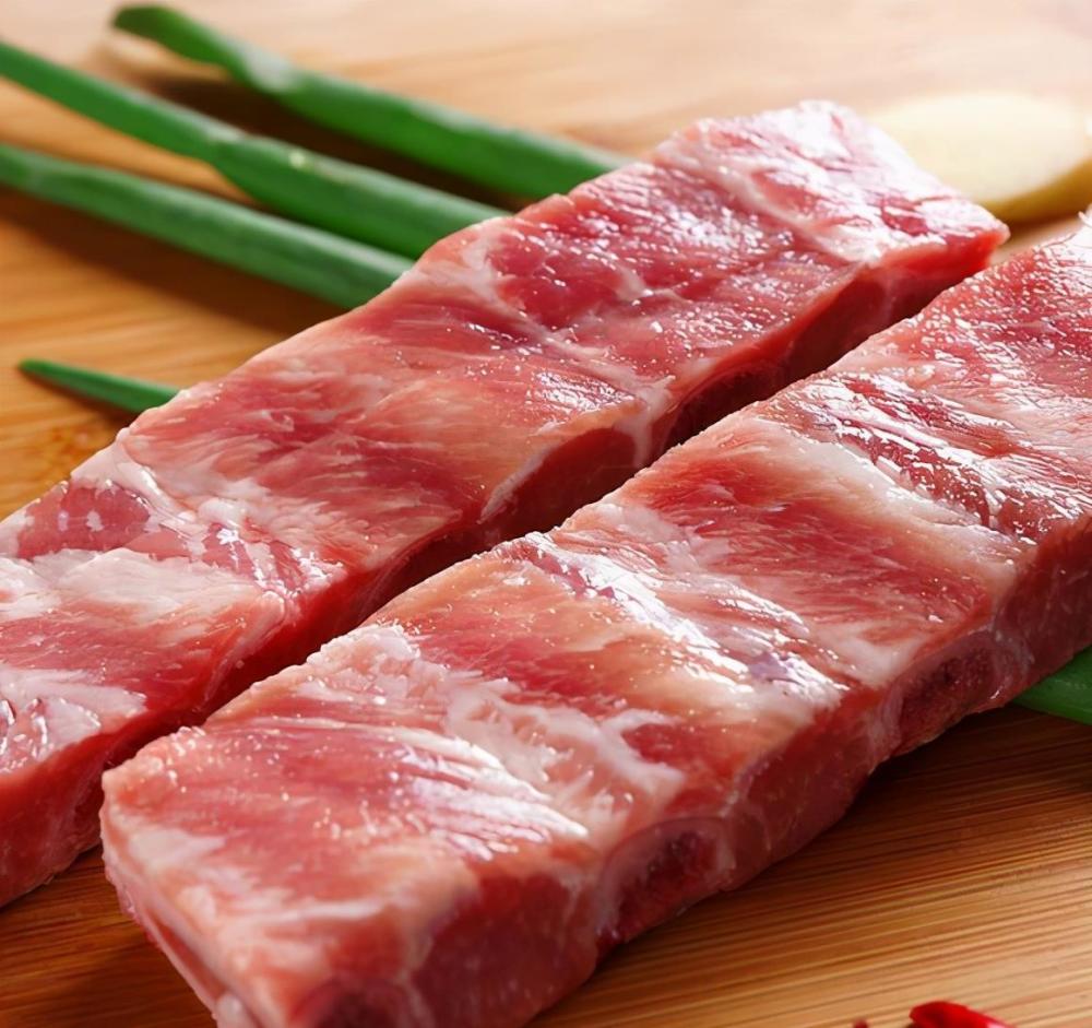 食材准备:猪排骨,香芋,大蒜,豆豉,淀粉,食盐,香葱,小米椒香芋粉糯香甜