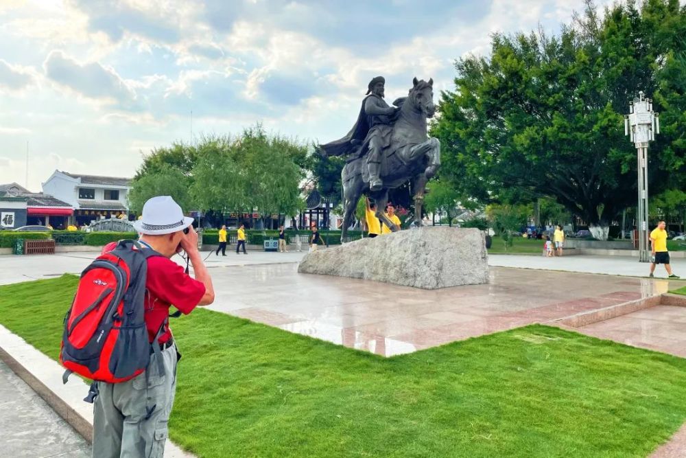 小董起义雕像,岳霖雕像威严伫立 新建成的英雄雕像 将和永福广场刘永