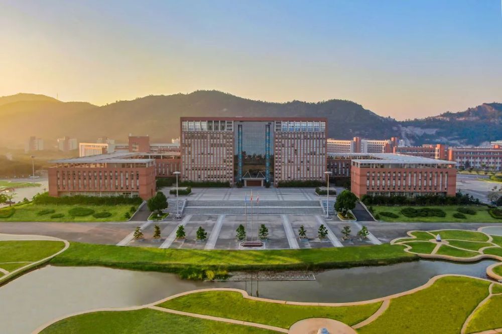 吉林大学珠海学院更名后继续实现高分满档填报的考生还将收到全国最长