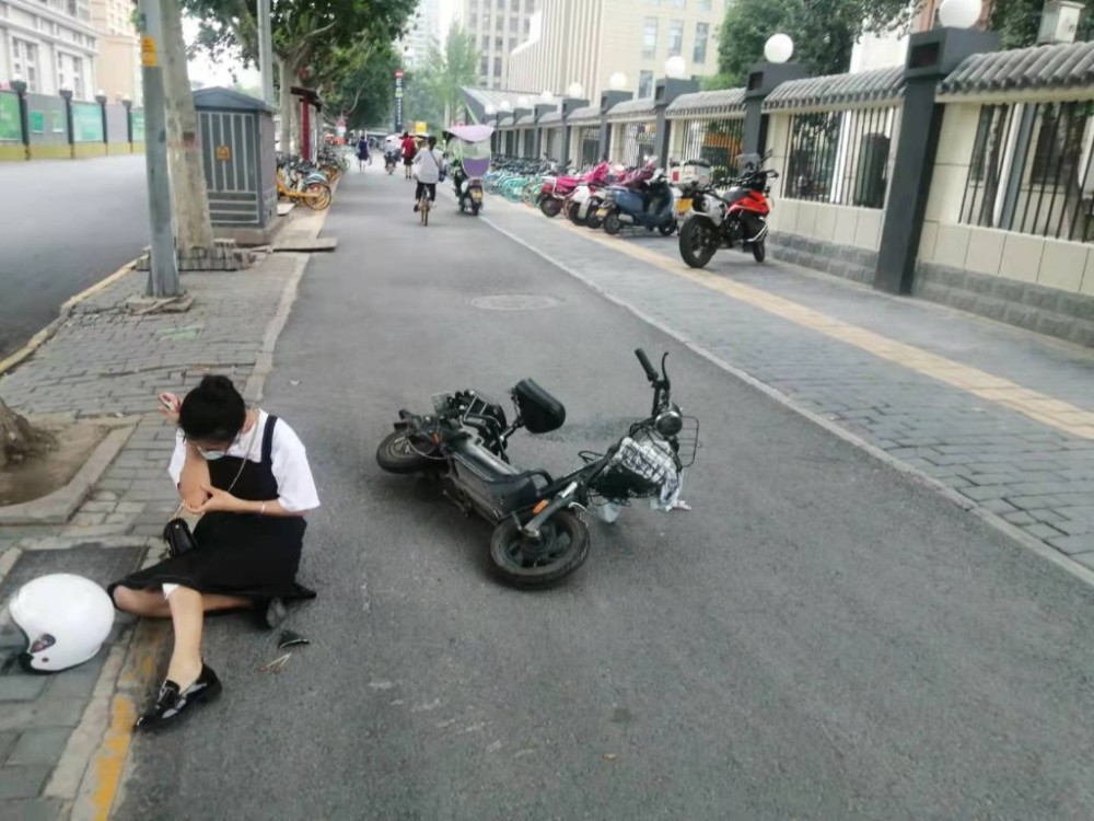 女子腿部受伤流血 的哥暖心相助