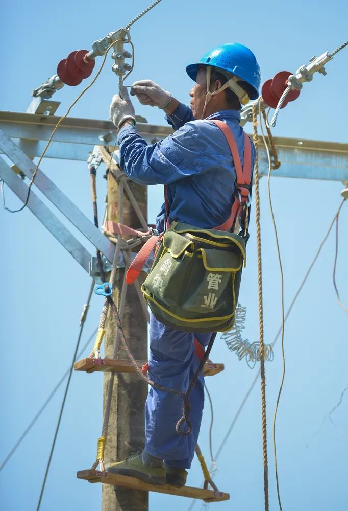 高"烤"来袭,泸州用电负荷频创新高,致敬电杆上65°的电力工人!