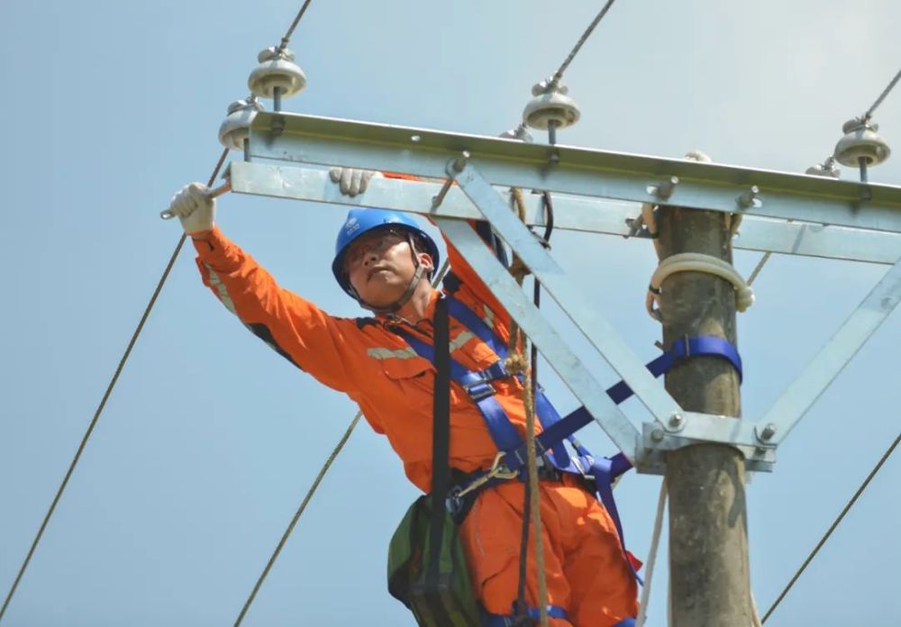 高"烤"来袭,泸州用电负荷频创新高,致敬电杆上65°的电力工人!