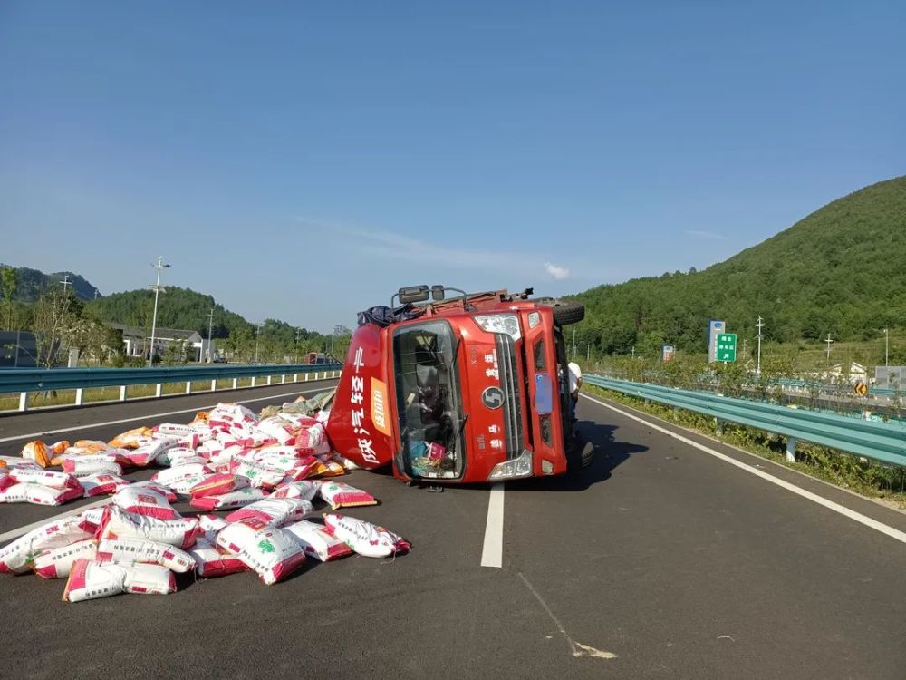 胆大包天货车超载5倍多结果胎爆车翻覆车之戒