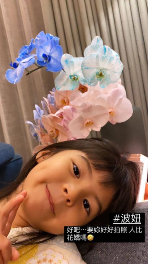 贾静雯晒两女儿近照,波妞咘咘颜值出众,已开始预订"小女婿"
