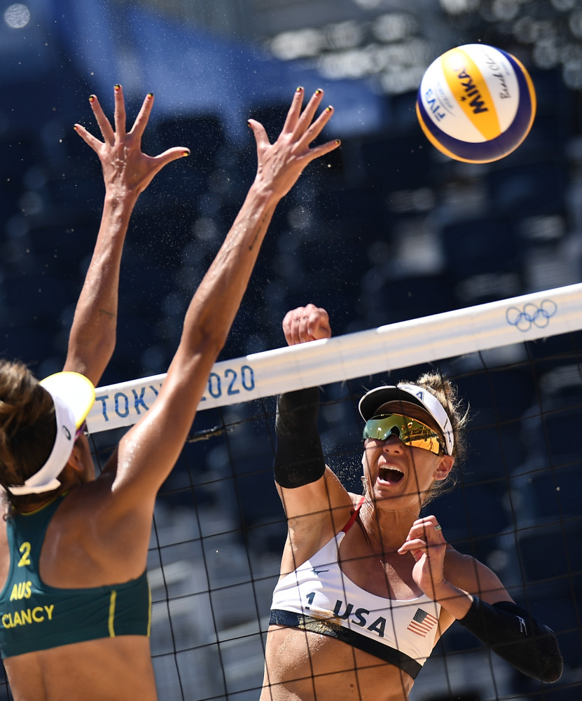 东京奥运会沙滩排球女子金牌赛美国组合夺冠