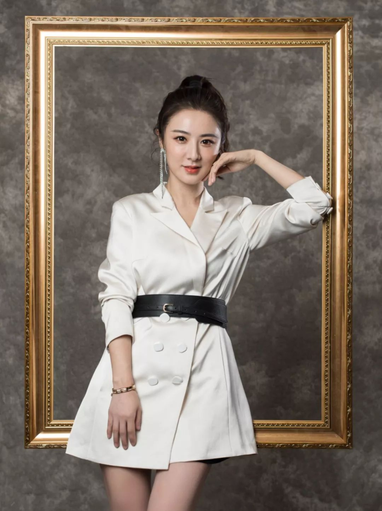 薇娅真不愧是带货女王,身穿衬衫搭配高腰短裤,细腰长腿抢眼抢镜