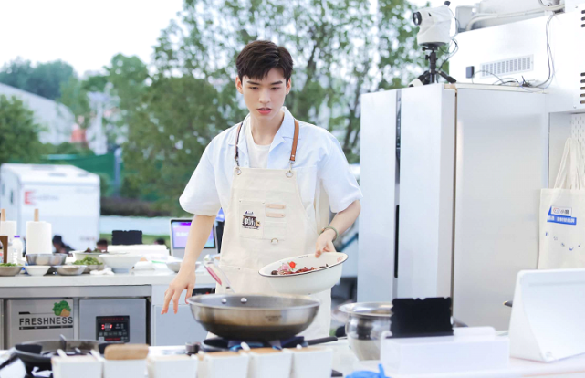 中餐厅5黄晓明龚俊丁真厨艺初展露合伙人花式玩转菜名