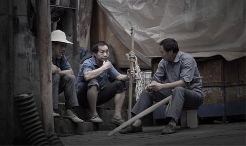 可生活那里会有那么容易就挺过去的,八月的一天清晨,老黄与何苦去厕所