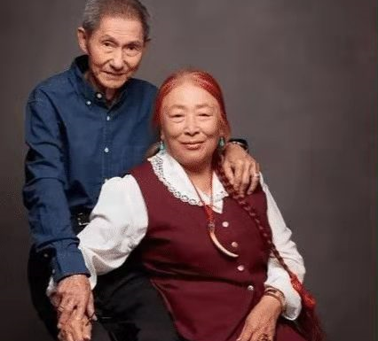 冯唐的母亲是一个年过80抽烟喝酒烫头的妈妈,也是她成就了现在的冯唐