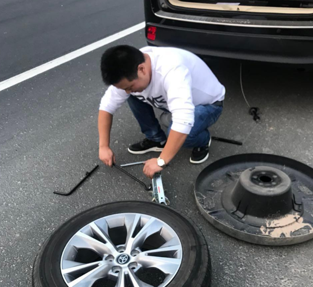 高速上爆胎,停应急车道换胎被扣3分,车主无奈:爆胎不算应急?