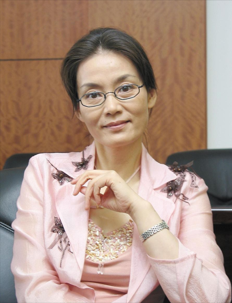 潘虹老得优雅又自然,眼纹状态真实无修,穿粉色也没有装嫩的感觉