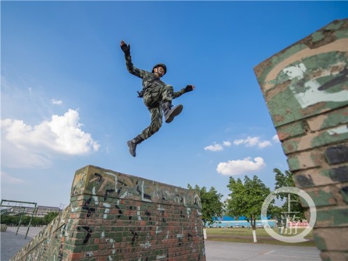 帥炸天武警偵察兵訓練場上經受烤驗