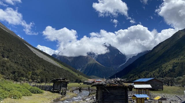 它隐藏在梅里雪山的西北麓,被群山环抱,属于西藏林芝地区察隅县察瓦龙