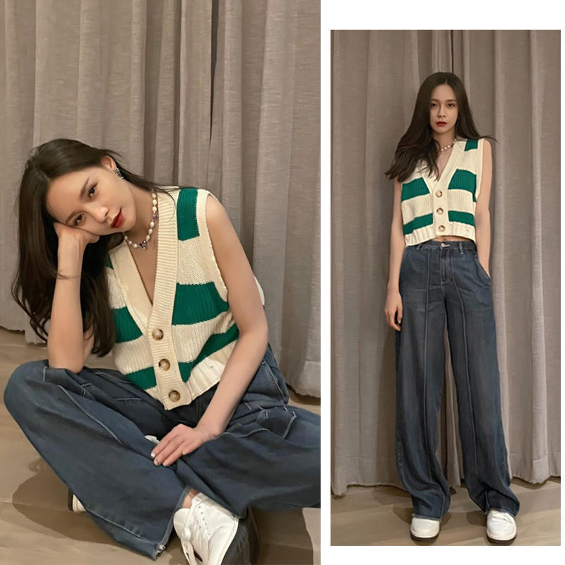 沈梦辰真洋气白t恤配棋盘格马甲简约随性搭配休闲裤更显慵懒