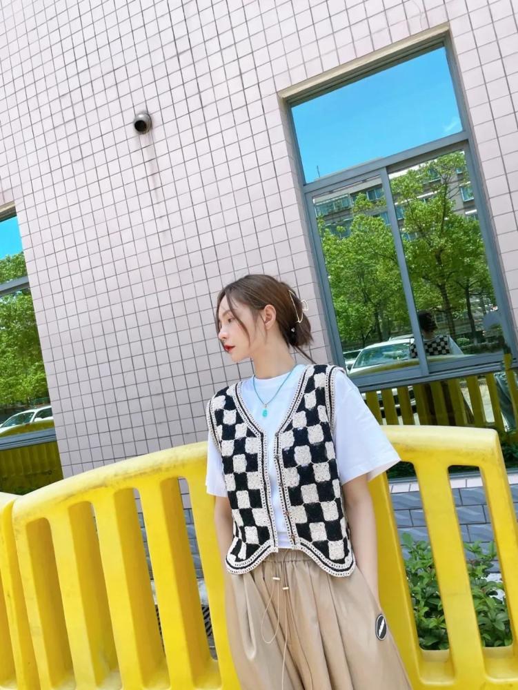 沈梦辰真洋气白t恤配棋盘格马甲简约随性搭配休闲裤更显慵懒