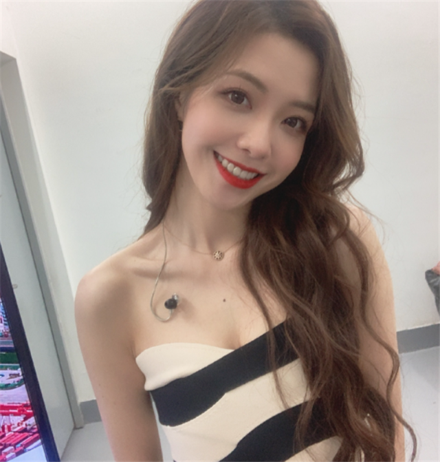 希然也成了"阿姨"?近照略显老态,真的一直努力向余霜靠拢