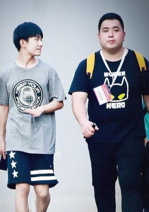 易烊千玺出席长津湖首映助理胖虎一同现身减肥成功太帅气