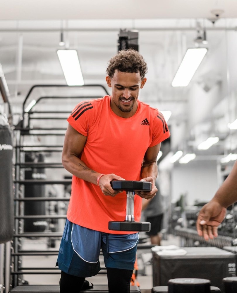 获5年207亿大合同他天道酬勤特雷杨沉浸健身房晒个人训练照