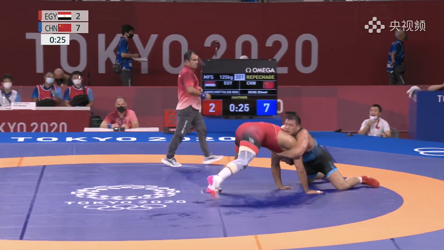 邓志伟在奥运男子自由式摔跤125公斤级复活赛取胜,将争铜牌
