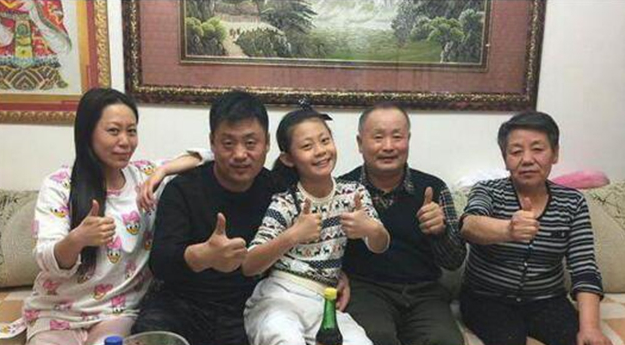 宋晓峰晒出自己的家,客厅墙上挂着十字绣,成名后依然生活朴素