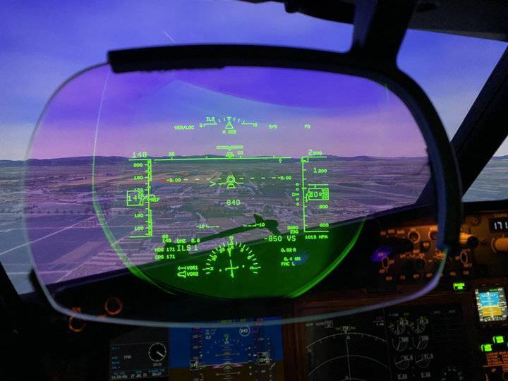 hud的设计灵感来自二战轰炸机的瞄准镜技术,这种机载光学显示系统