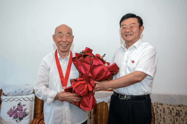 胜利油田老年服务管理中心胜利油田400余名老党员获颁