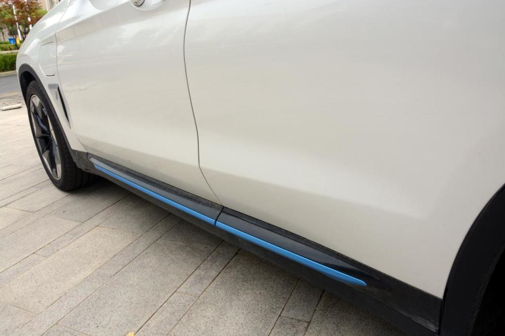 主驾驶一侧的前翼子板处设有慢充接口,而传统加油位置为快充接口,用户