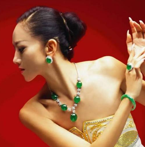 孔雀精灵杨丽萍戴千万级翡翠翩翩起舞舞蹈和翡翠的结合太绝了