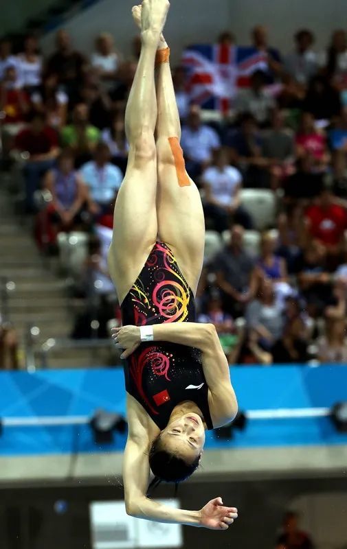 跳水冠军吴敏霞拒绝霍启刚弟弟嫁普通男人退役4年过得如何