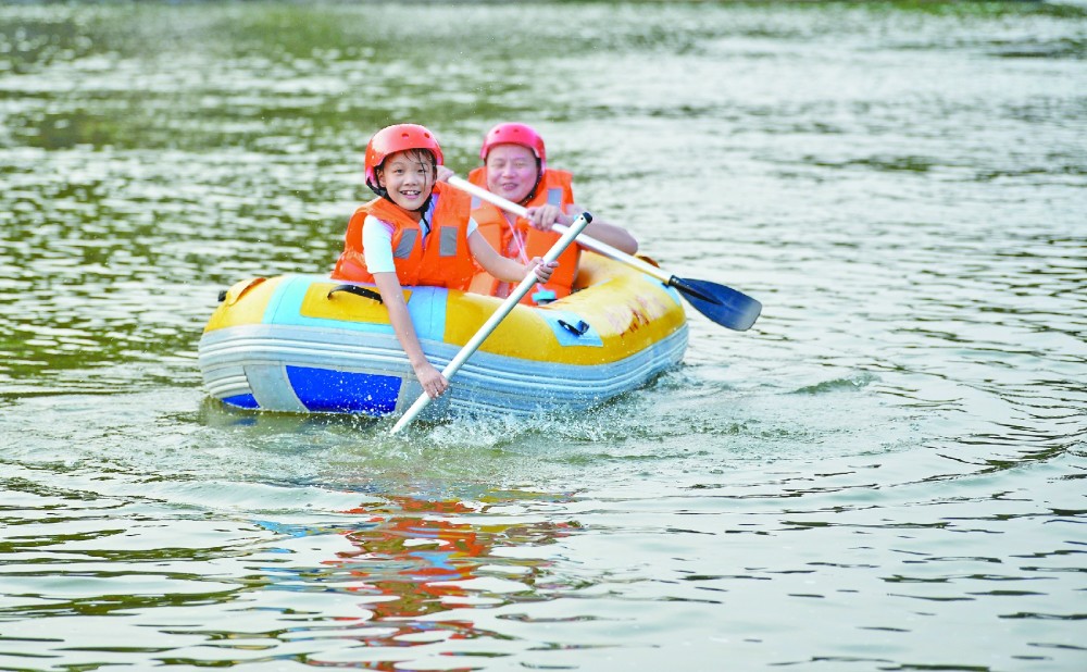 市民在乐活城漂流穿过万春桥.市民在华蓥山天池峪的泉水潭中戏水纳凉.