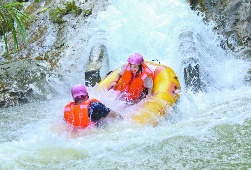 畅意游玩.市民在乐活城漂流穿过万春桥.