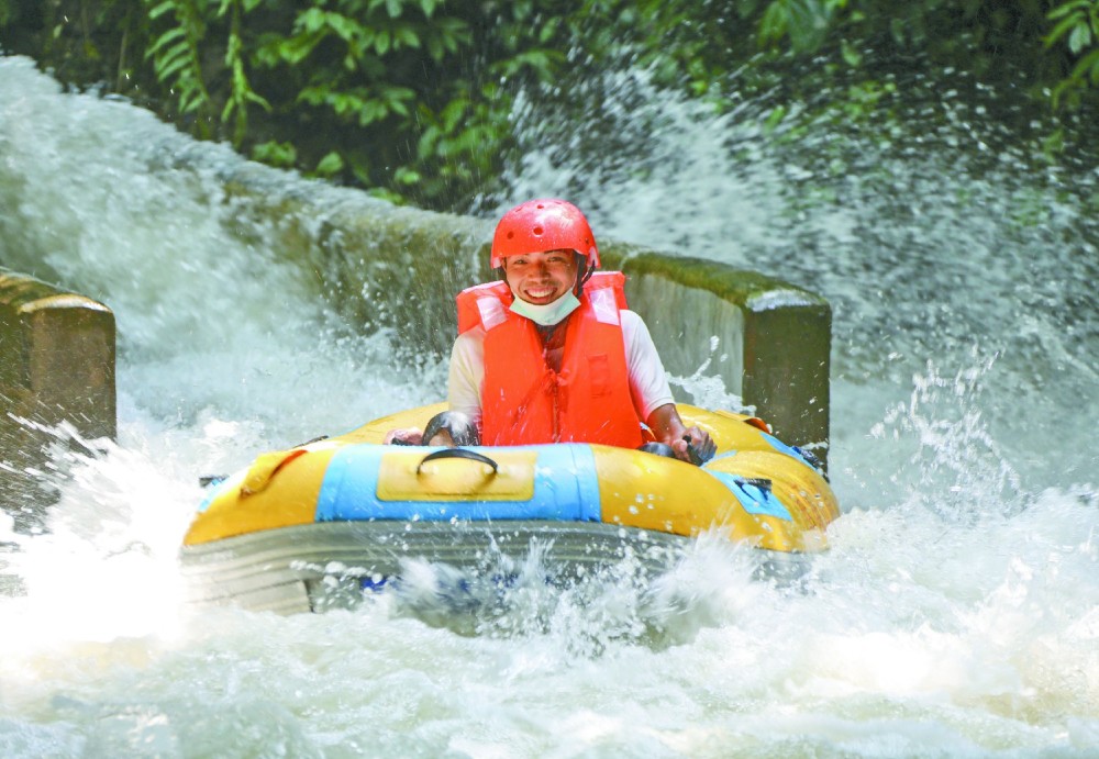 畅意游玩.市民在乐活城漂流穿过万春桥.