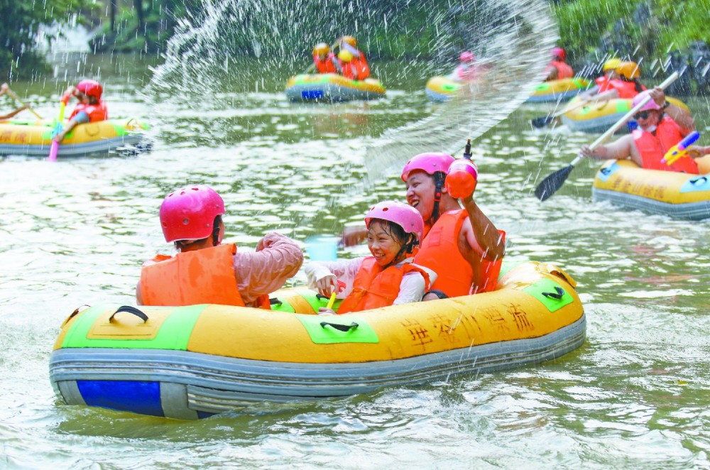 高温来袭广安市民漂流抗酷热