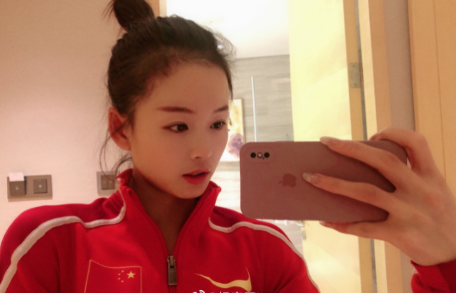 杨家玉终点线跪地落泪生活照曝光五官精致穿军装样子太飒