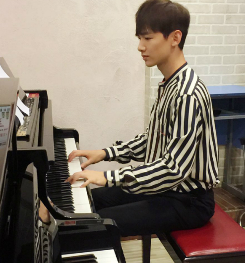 这是白敬亭家里的钢琴房,多才多艺的白敬亭时不时会弹奏一曲,用音乐