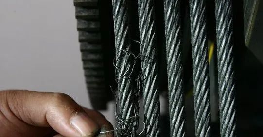 赶快来了解一下吧~绳股断裂等方面介绍电梯钢丝绳报废标准断丝的局部