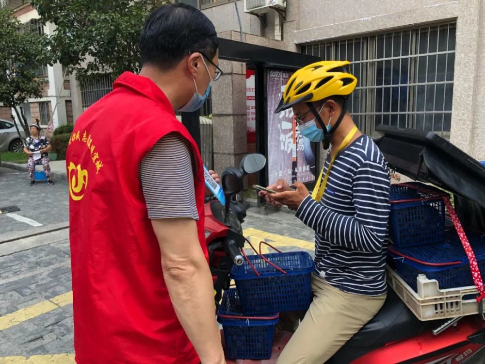 易晓荣是陶都中专的一名教师,她告诉记者,能够参与社区的疫情防控工作