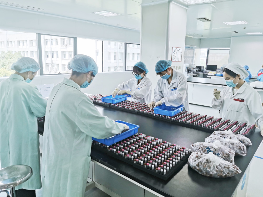 成都药企开足马力保障防疫供给