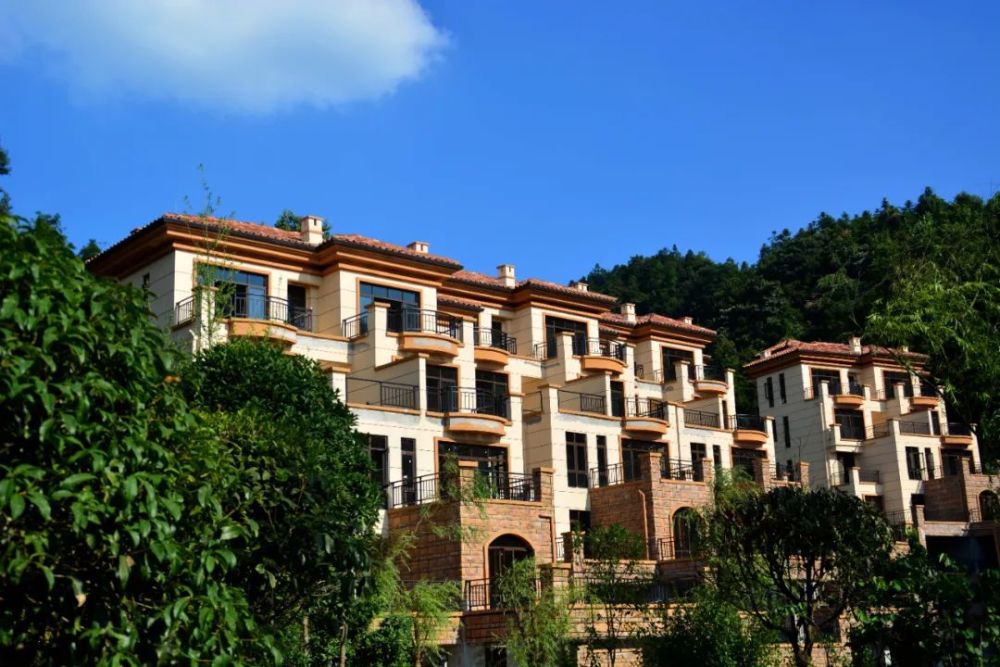 这里区位优越,是重庆人避暑后花园,与重庆市江津区,綦江区,四川省合江