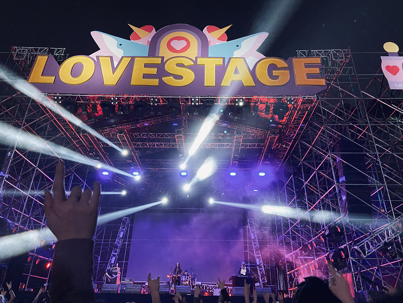 除了工作之外,betty也有自己的爱好,比如音乐节.