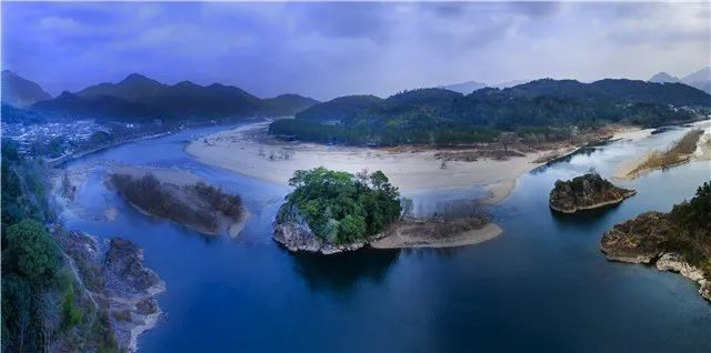 狮子岩,是楠溪江中的一座小岛,在岩头镇下日川村前潭中.