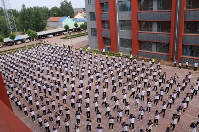 "乐陵市实验中学校长李洪伟说"县管校聘"改革中他最有感触.