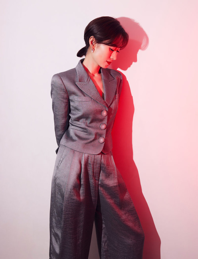 刘敏涛灰色质感西装勾勒完美身材 光影间眉眼灵动女人味十足