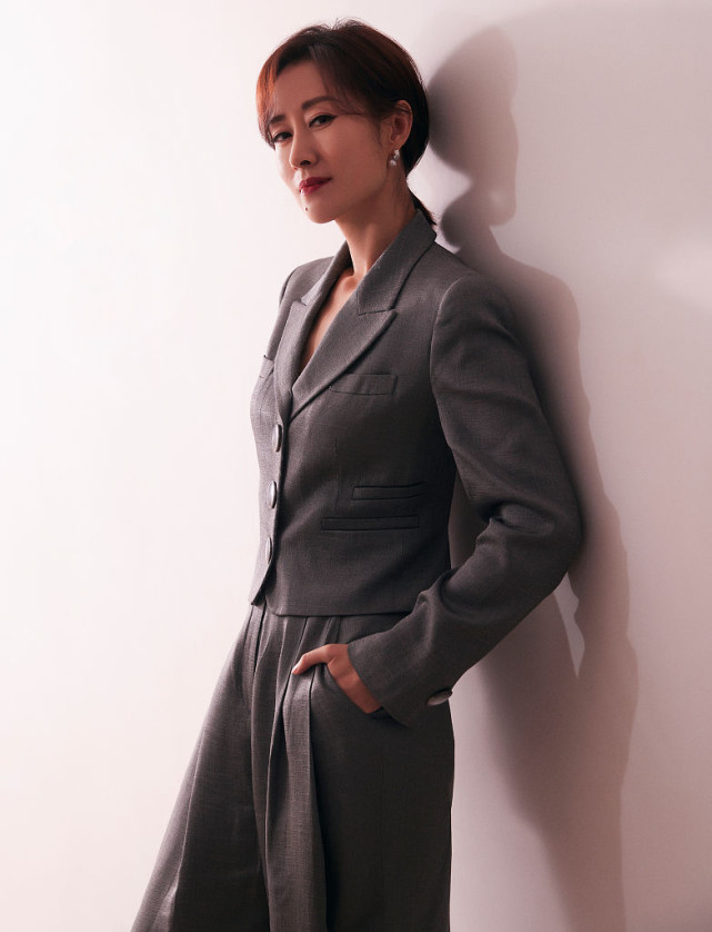刘敏涛灰色质感西装勾勒完美身材 光影间眉眼灵动女人味十足