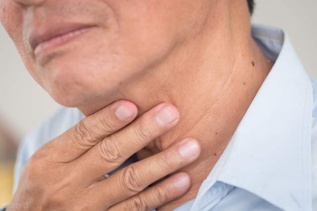 喉咙有癌身体发出3个警报要注意别当成咽炎误了大事