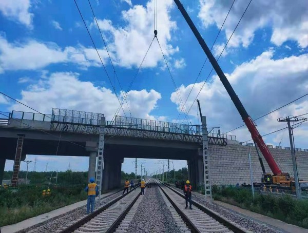 8月5日上午11时58分,最后一组钢桁梁落在长白铁路k245 874大里程公路