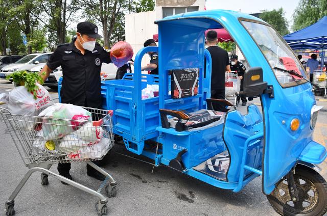 在昌平区龙泽园街道9个封闭社区,还有近400名像柏乐一样的志愿者正
