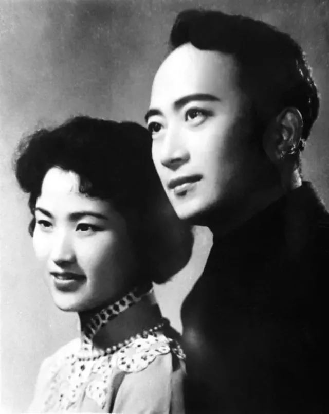 王文娟(左)与丈夫孙道临(左).