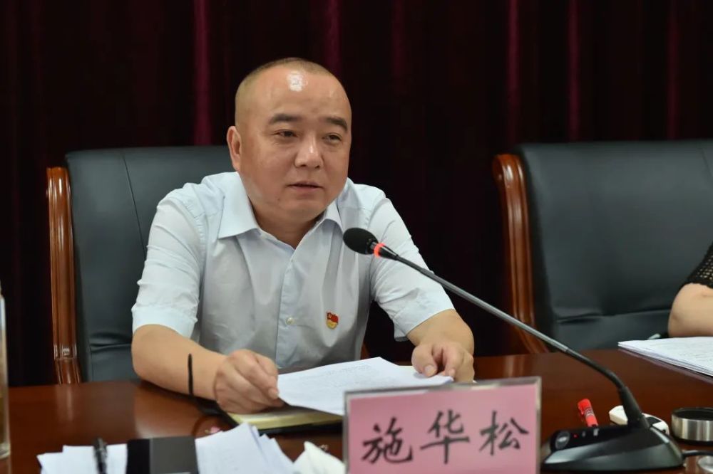 施华松和党支部班子成员逐一开展批评与自我批评.