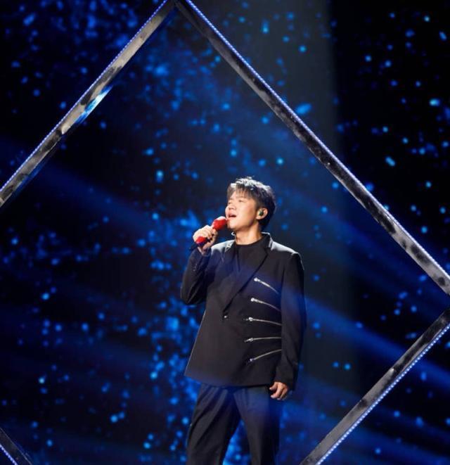 曾毅离开玲花换新搭档唱歌词是多了声音却没了粉丝炸锅了